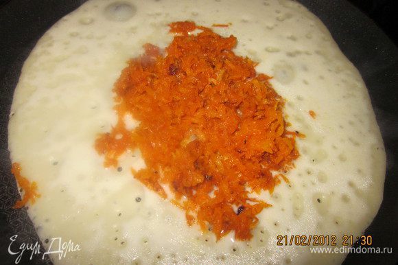 Пекем блин с одной стороны,переворачиваем и быстренько выкладываем морковную начинку!