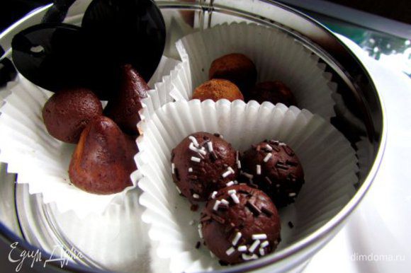Полученную смесь охладить до теплого состояния и налепить конфетки любой формы. Конфеты можно обвалять в какао, орешках, кокосовой стружке. Охладить конфеты в холодильнике около часа.