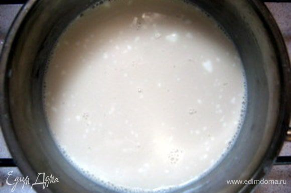 Для соуса-каппуччино: нагреть молоко со сливками и растворимым кофе. Мелко порубить шоколад и вылить на него горячее молоко. Как только шоколад растяет, хорошо перемешать соус. Поставить соус в холодильник.
