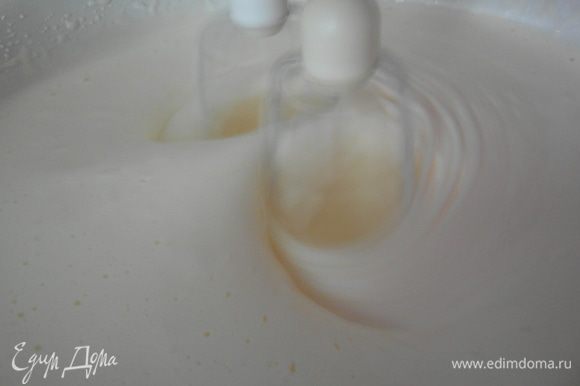 Разбейте яйца в посуду для взбивания. Используя электрический миксер, на средней-высокой скорости взбейте яйца (примерно 10 сек, чтобы белки и желтки соединились).