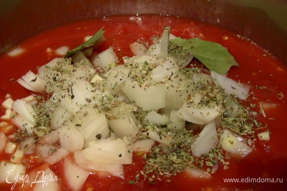 В кастрюлю выливаем томаты с соком, добавляем порезанный кубиками лук, измельченный чеснок, орегано и лавровый лист (+чили) и готовим на небольшом огне минут 10.