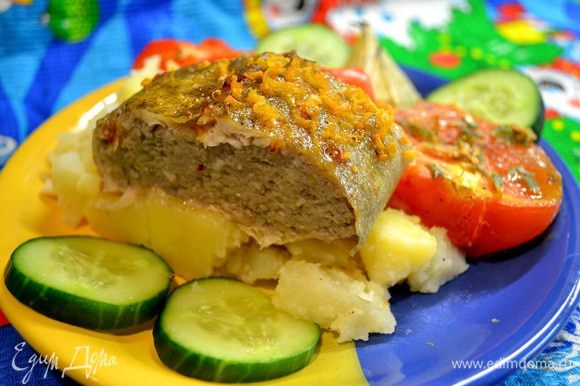 Готовую рыбу подать с запечёнными овощами,по желанию с картошкой политой сливочным маслом.Приятного аппетита!!!)