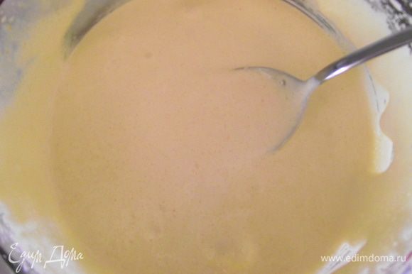 Для крем-пудинга: Взбить желтки с сахаром в густой светлый крем. Подмешать муку.