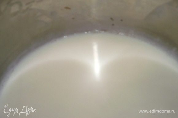 Разогрейте молоко( не доводя до кипения!) и влейте тонкой струйкой в яичный крем, не переставая взбивать. Добавьте ванилин и краситель(если используете), после чего процедите в кастрюльку, где разогревалось молоко.