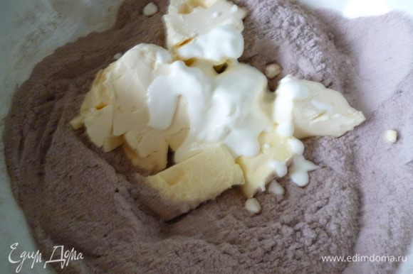 Масло сливочное надо достать заранее,что бы оно стало мягким.Смешать все сухие продукты(муку+какао+сахар+разрыхлитель).