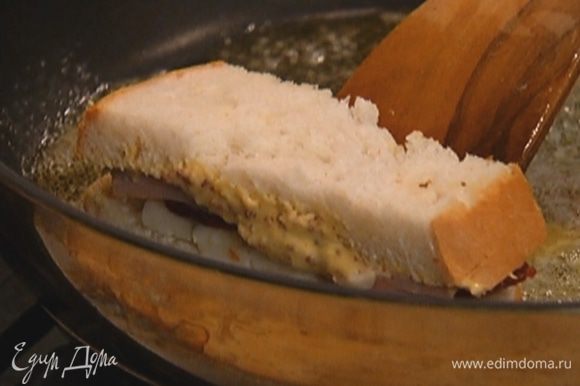 Накрыть вторым пластом хлеба и нарезать на небольшие сэндвичи.