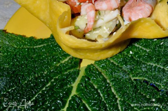 Салат раскладываем в готовые сырные вазочки и на листья савойской капусты(чешуе Дракона),сверху посыпать кунжутными семечками.