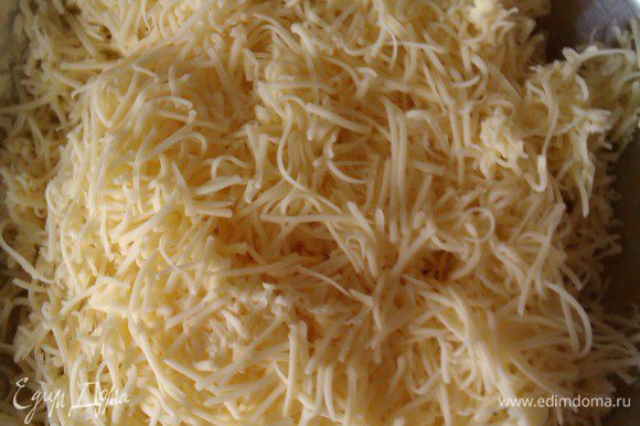 Духовку разогеть до 180-190 гр На мелкой терке натереть сыр.