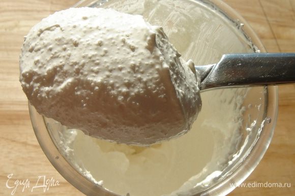 Белки взбить с щепоткой соли до мягких пиков.Добавить сахар и ванилин небольшими порциями и продолжить взбивание до крепких пиков.