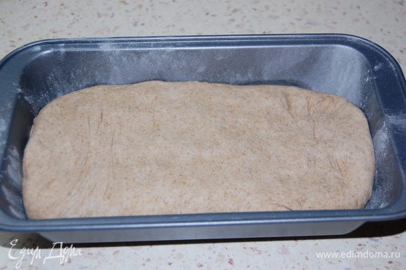 Обмять тесто. Форму для хлеба (или противень) присыпать мукой. Тесто выложить в форму.