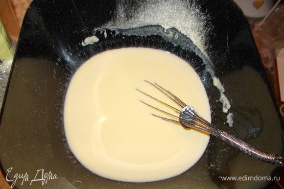 В тесто добавить соду. Затем влить яично-молочную смесь и перемешать.