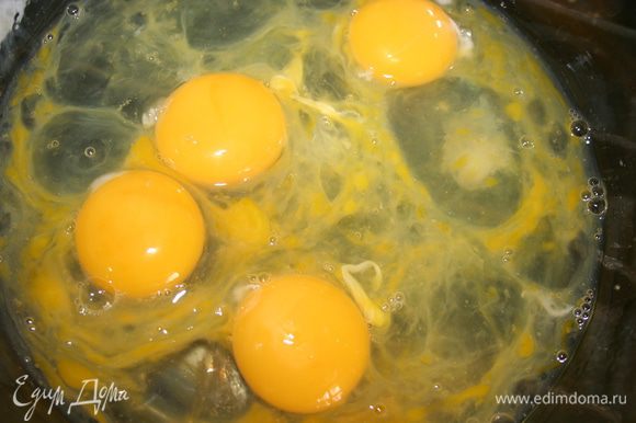 Яйца, оставшееся молоко, соль и сахар хорошенько перемешать.