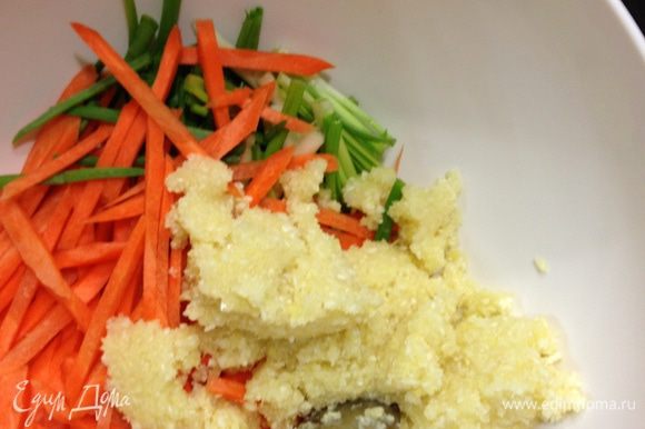 Ну все. Заправка. В большой миске смешиваем морковку, зеленый лук, нашу смесь из процессора (имбирь...), остывший рисовый «кисель».