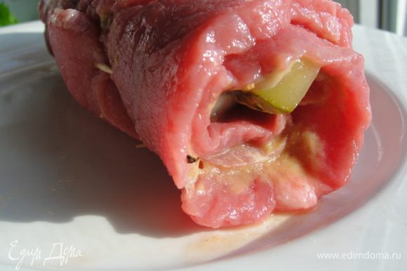 Сворачиваем туго, с самого узкого конца кусочка мяса к широкому и закрепляем зубочисткой или спец. шнуром.