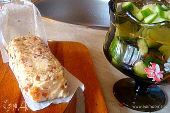 1.помидор и огурец- помыть, обсушить- порезать кубиком 2.сыр- порезать кубиком. Сложить в "креманку".