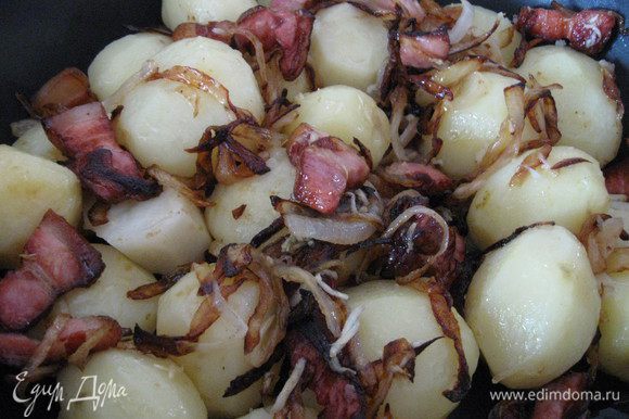 Готовую картошку сцеживаем, перекладываем в сковороду с беконом и луком, крошим чеснок, аккуратно перемешиваем.