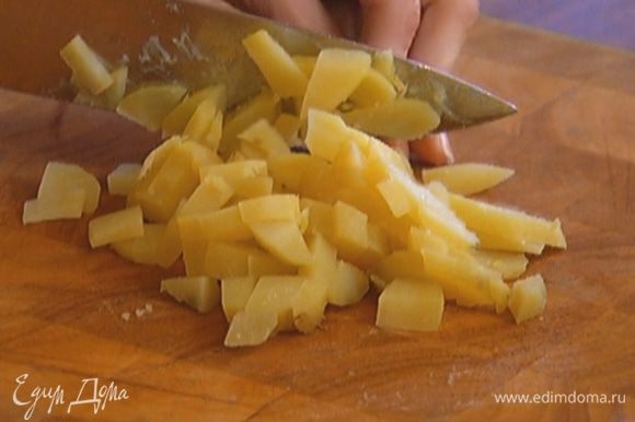 Картофель отварить в мундире, затем почистить и нарезать кубиками.