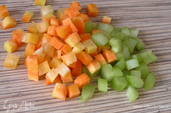 Нарезать морковь и сельдерей маленькими кубиками.