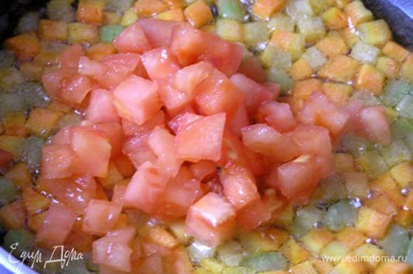 помидор очистить от кожицы, добавить к остальным овощам, перемешать.