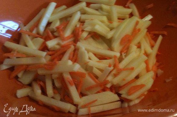 Картофель и морковь нарезать соломкой...