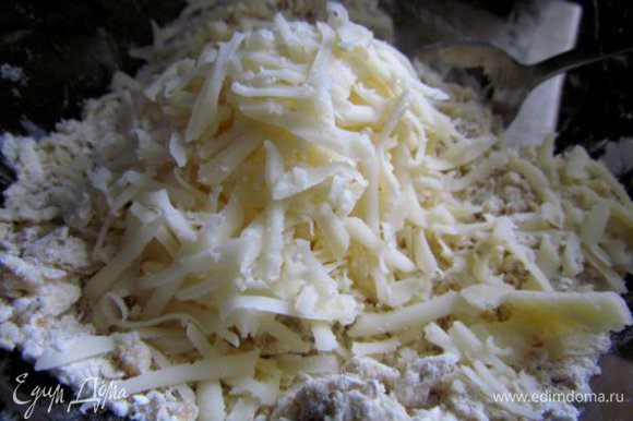 Сыр натереть на крупной терке и добавить к мучной смеси. Перемешать.