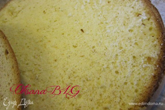Приготовить бисквит по рецепту http://www.edimdoma.ru/recipes/20733 в форме 24 см. охладить разрезать на 4 коржа.