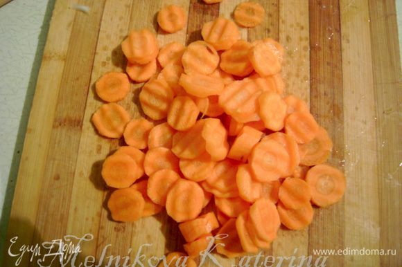 Нарезать морковь. Мелко порубить чеснок.