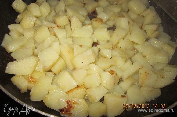 Пока варилась фасоль,обжарили картофель.Отдельно морковь с луком обжарили,добавив в конце помидор,мелко нарезанный.