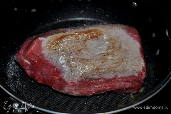 Разогреть сковороду.Обжарить мясо со всех сторон, по 1-2мин.на сторону,предварительно посолив и поперчив.Отложить в сторону.
