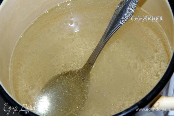 Приготовить тесто по рецепту: http://www.edimdoma.ru/recipes/35143. Наливаем в кастрюльку воду, добавляем соль, сахар, наливаем растительное масло, даем закипеть, варим 1 минуту.