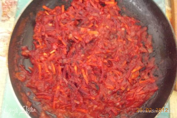 Затем соединить овощи и добавить томатную пасту. Разбавить водой или бульоном и тушить до мягкости.