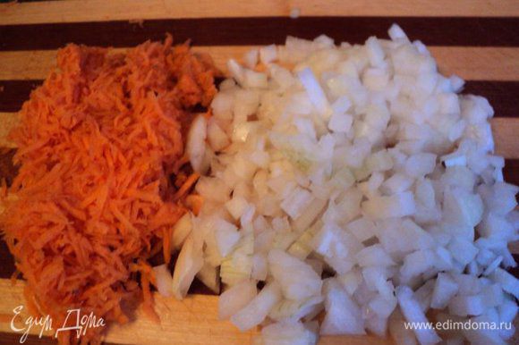Лук ( 1шт) мелко порезать, морковку натереть на мелкой терке и припустить до мягкости в сковороде с 3 ст.ложками растительного масла.