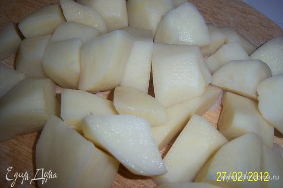 картофель очистить и разделить на 4-6 частей каждую.