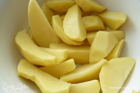 Картофель почистить и нарезать крупными дольками.