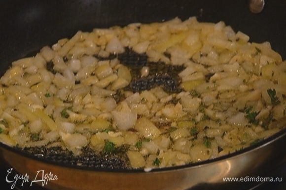 Разогреть в сковороде оливковое масло, выложить лук, чеснок и половину листьев тимьяна. Посолить, поперчить и обжаривать до прозрачности.