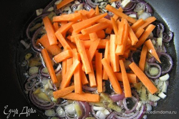 добавить морковь, нарезанную соломкой, обжарить,