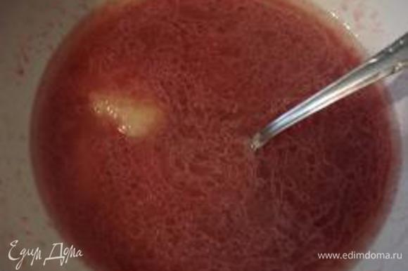 В образовавшийся вишневый сок в стакане долить теплой воды, чтобы получился полный стакан. Добавить вишневую воду к жидким ингредиентам.