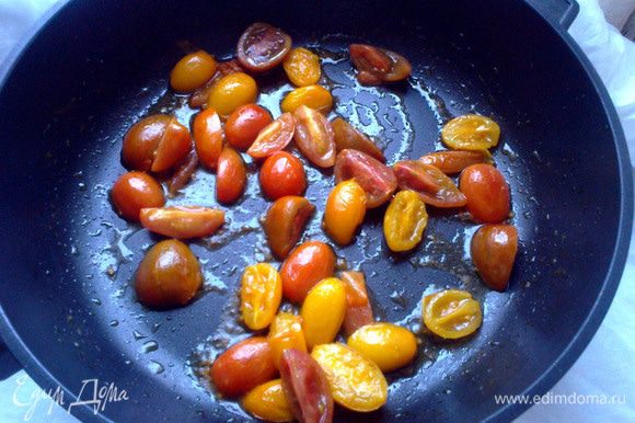 В сковороде разогреть немного оливкового масла, обжарить помидоры черри несколько минут. Плеснуть пару ложек бальзамика, добавить измельченные вяленые помидоры, измельченную руколу (немного сохранить), все прогреть минуту и снять с огня.