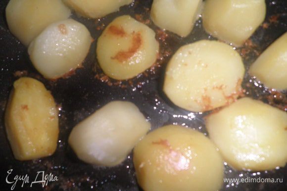 Картофель разрезать пополам,посолить,поперчить и обжарить на подсолнечном масле на сильно разогретой сковороде до золотистого цвета.