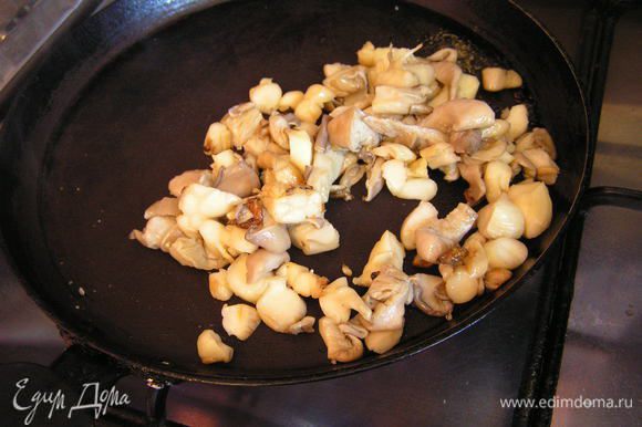 обжарить грибы на оливковом масле (1ст.л),посолить