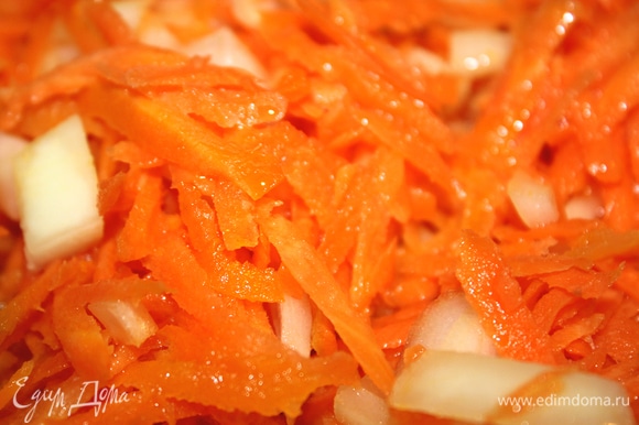 Займемся овощами. Морковь и лук почистить. Лук порезать кубиками. Морковь натереть на крупкой терке. Обжарить несколько минут в сковороде, где готовилось филе индейки.