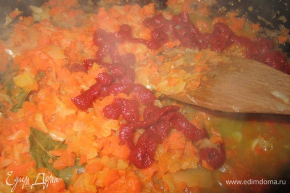 хорошо промываем рис! в это время на сковороде делаем зажарку -морковь трем на терке...лук режем полукольцами.... на разогретую сковородку кладем морковь и лук,обжариваем,подливаем водичку и оставляем тушиться мин 15...добавляем специи и томатную пасту
