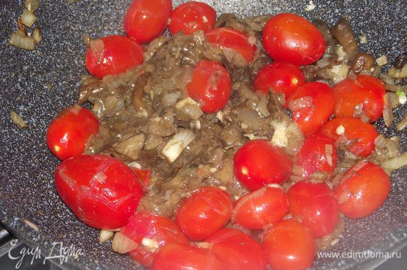 Добавьте консервированные томаты, измельчённый чеснок и продолжайте тушить 3 -4 минуты. В конце посолите, поперчите и снимите с огня.