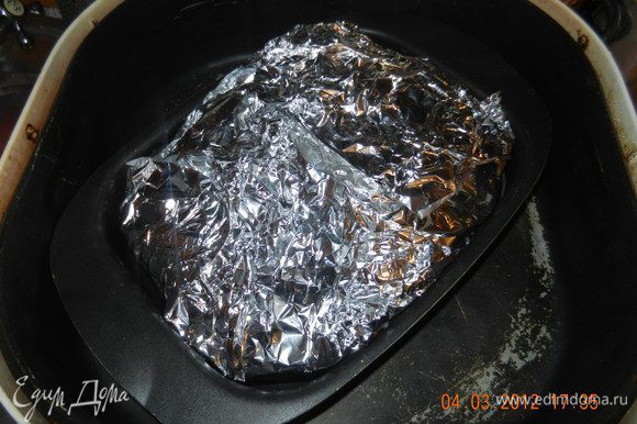 Сверху на мясо выложить картофель и закрыть фольгой. Поставить в духовку или аэрогриль на 1, 5 часа на маленький огонь. Так долго печётся из-за картофеля. Перед окончательной гтовностью окрыть фольгу и дать покрыться мясу и картофелю корочкой. Поливать вытекшим из мяса соком.