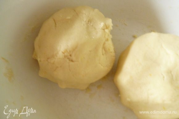Добавить муку,замесить тесто(оно получается мягким).Разделить тесто на две неравные половинки.Меньшую положить в морозилку на 15-20минут.