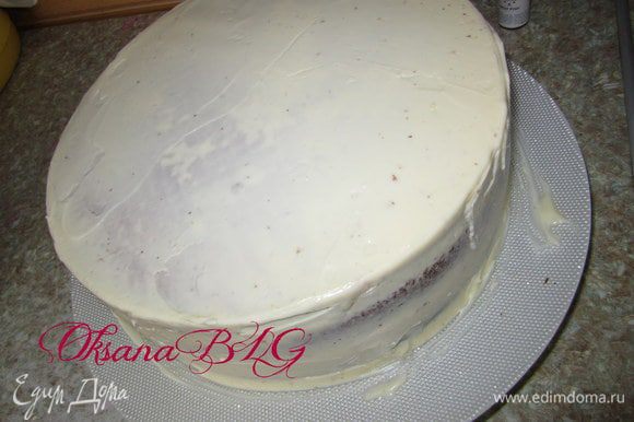 После охлаждения, торт перевернуть и украсить по желанию. Можно просто покрыть взбитыми сливками или белым ганашом.