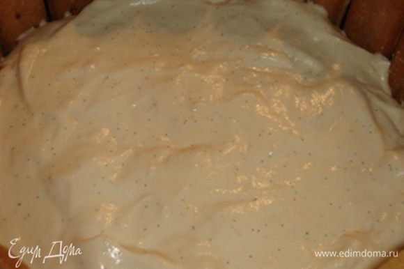 Затем -ванильный крем. Если делаете в салатнице,то на ванильный крем положите слой печенья. Накрыть шарлотку и поставить в холодильник на 3 ч.