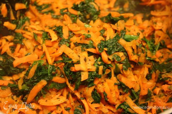 Все свежемороженые овощи разморозить. Чистим морковочку и натираем. Чистим корень сельдерея и нарезаем кубиками. На разогретую сковороду выливаем масло, высыпаем морковку, солим не большим количеством соли, прижариваем 3-5 минут до мягкости. Добавляем шпинат, накрываем крышкой и тушим на огне чуть выше среднего 4 минуты.