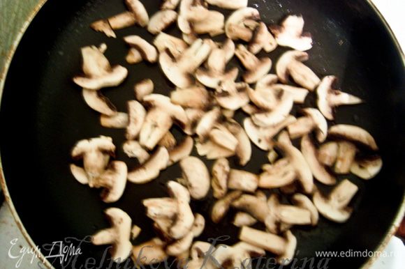 Разогреть сковороду с 1 ст.л. оливкового масла. Выложить на сковороду столько грибов, чтобы они покрыли дно. Не мешать 2 минуты, дать грибам обжариться. Перемешать и оставить еще на минуту-две. Выложить в отдельную посуду. Таким образом поступить с оставшимися грибами.