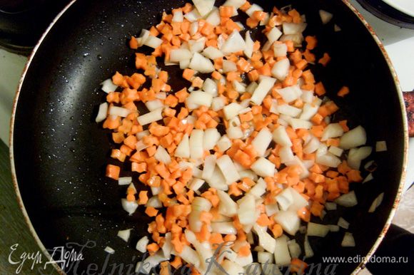 В ту же сковороду добавить еще масла и обжарить мелко нарезанный лук и морковь. Обжарить 5-7 минут, но не дать овощам покоричневеть.
